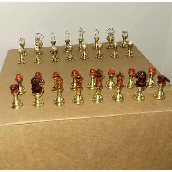 VTG Brass Metal & Amber & Clear Glass Chess Set 32 Pieces Complete, Felt Bottoms - Picture 2 of 16